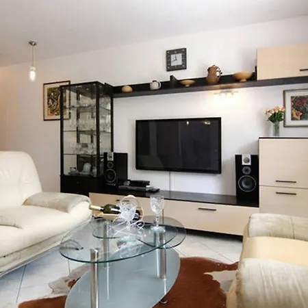 Duplex 3 With Garden And Garage Near To شقة